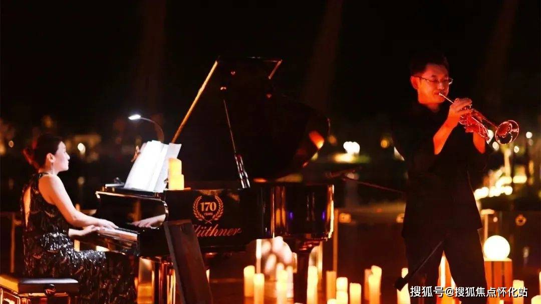 reality images→ reality images烛光音乐会上,小镇的山谷被万千