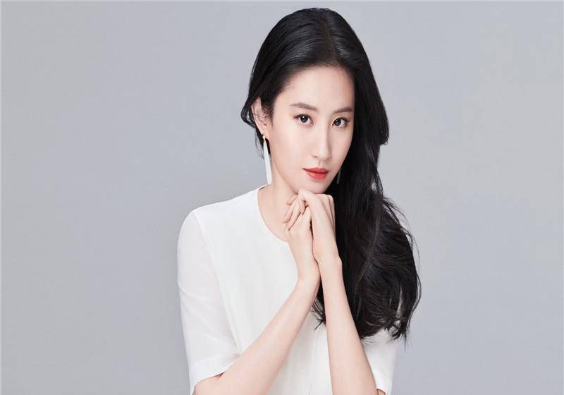 刘亦菲臭美被拍,自嘲台前幕后状态满分,皮肤细腻令人羡慕.