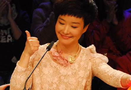 王雪纯:父亲是央视台长,巅峰期放弃主持,隐婚后坚持丁克30年_父母