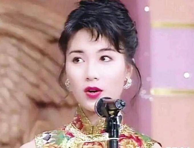 49岁张可颐晒近照,依偎妈妈怀中似孩童,比剪刀手卖萌少女感十足_事业