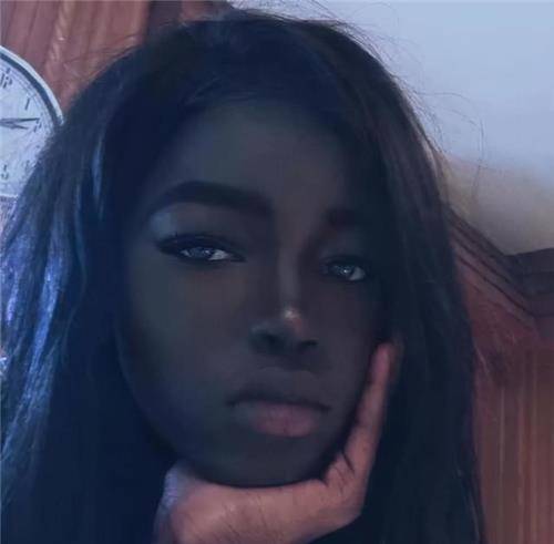 那是来自一位哈佛教师的,他说lolita的美是如同天使的美,希望可以一直