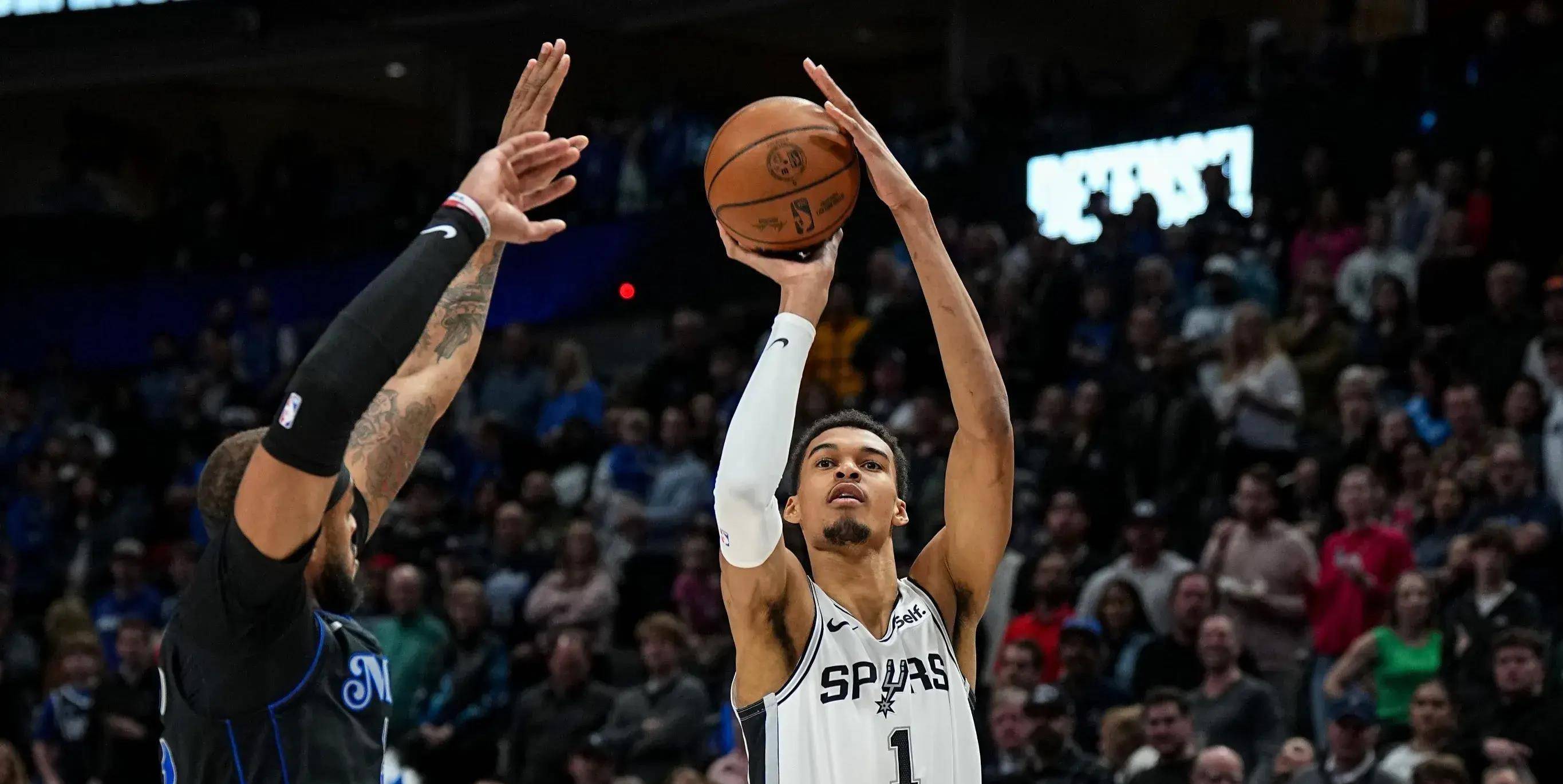 欧文34 9 7火力全开,携手东契奇27 9 8独行侠力克马刺豪取六连胜_比赛