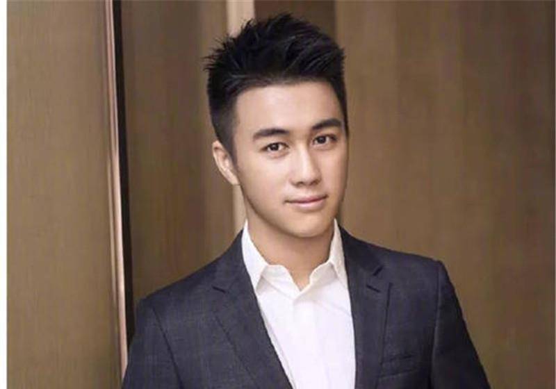 奚梦瑶何猷君假唱太明显,身高差距令人尴尬,生活中两人互动甜蜜.