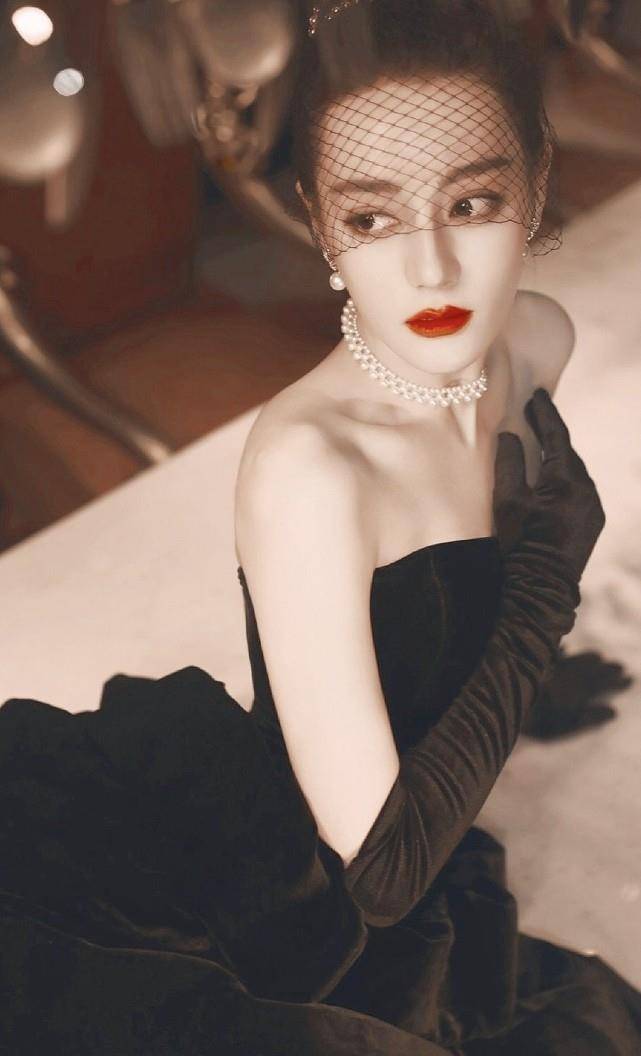 从迪丽热巴小时候的照片看,不管是从小到大,热巴的五官几乎没有变过