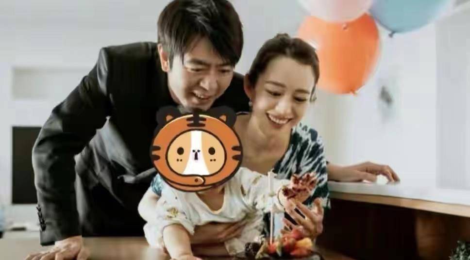 1岁儿子首露面浑身肉嘟嘟,吉娜太幸福_身材_气质_风格