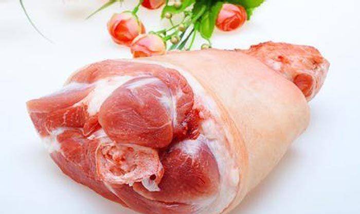 每到祭祖之时,他们都会吃"哈耳巴子",也就是猪的前肘子.