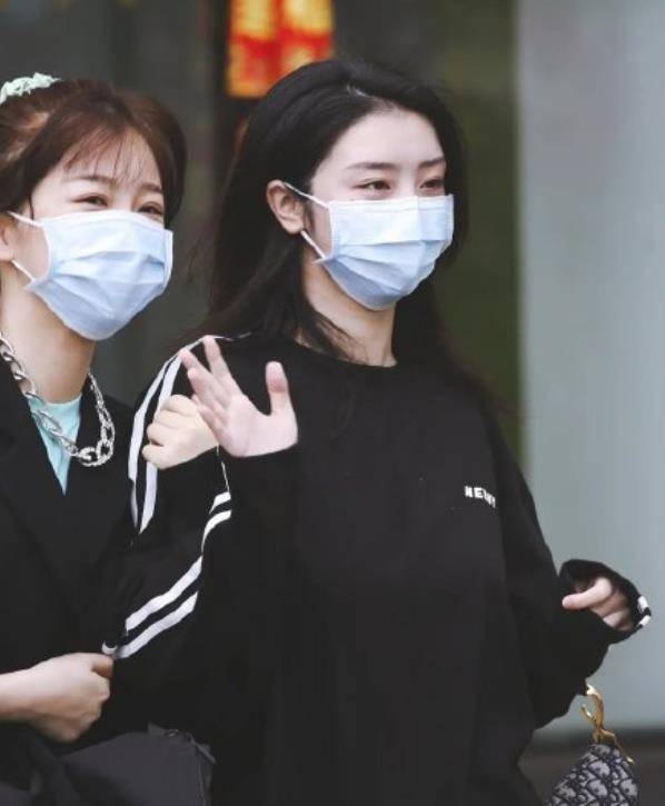 《青你2》虞书欣不敢上台用头发捂脸,谁还记得赵小棠说了什么?