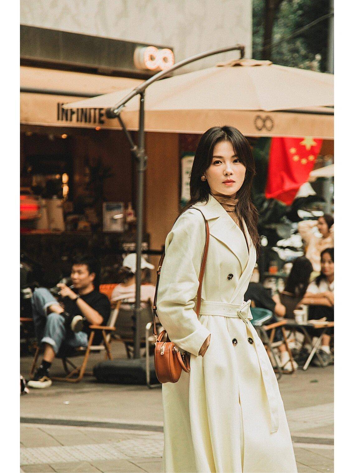 刘涛带火了"贵妇穿搭",白色大衣 驼色长筒靴,高级显贵又洋气_时尚_白