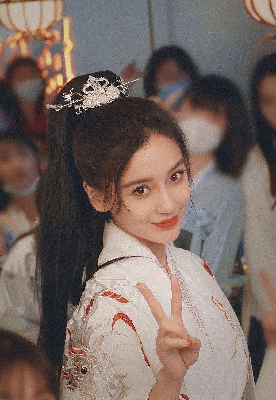 杨颖元宵节穿汉服举办生日会,请粉丝吃火锅,晒儿子吃汤圆的照片_海绵