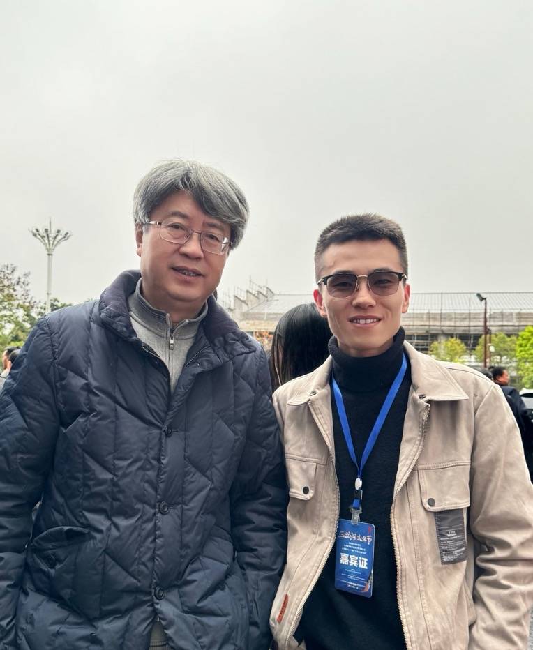 洪绍乾善于从隐秘的方向打开寻常物事内里的奥秘,那是一个安顿灵魂的