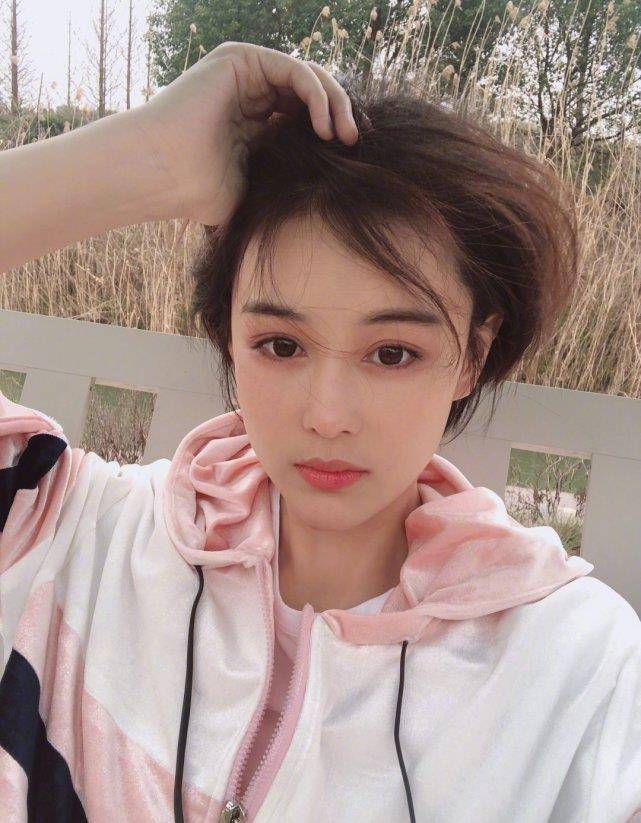 张馨予在结婚之后其实可以很明显的看出,她慢慢的将重心转移到了自己