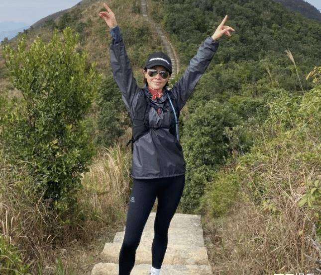 55岁刘嘉玲晒登山照 ,穿着时尚登山服,展现好身材_照片_生活_运动服