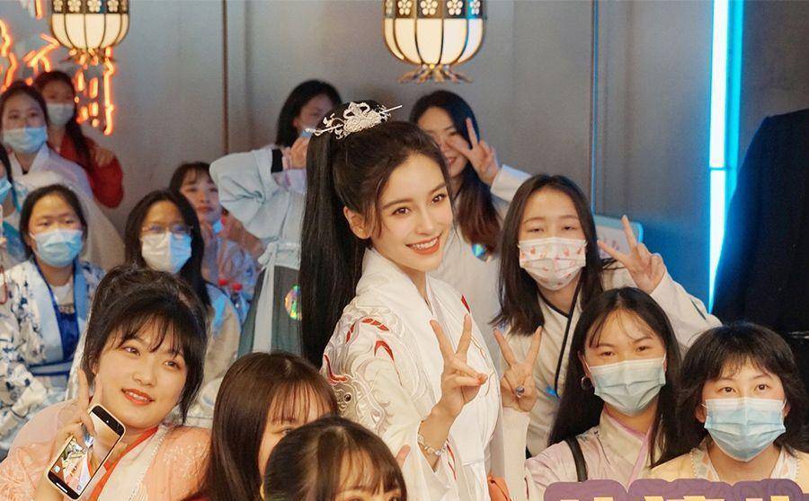 杨颖元宵节穿汉服举办生日会,请粉丝吃火锅,晒儿子吃汤圆的照片_海绵