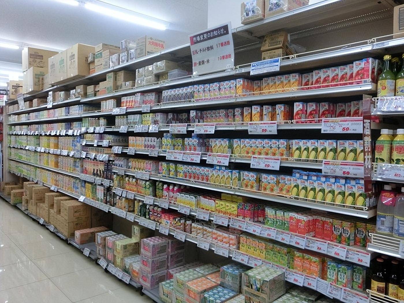 先说固定成本,用节能灯只是"基操",为了省电,ok超市甚至在夏季也不