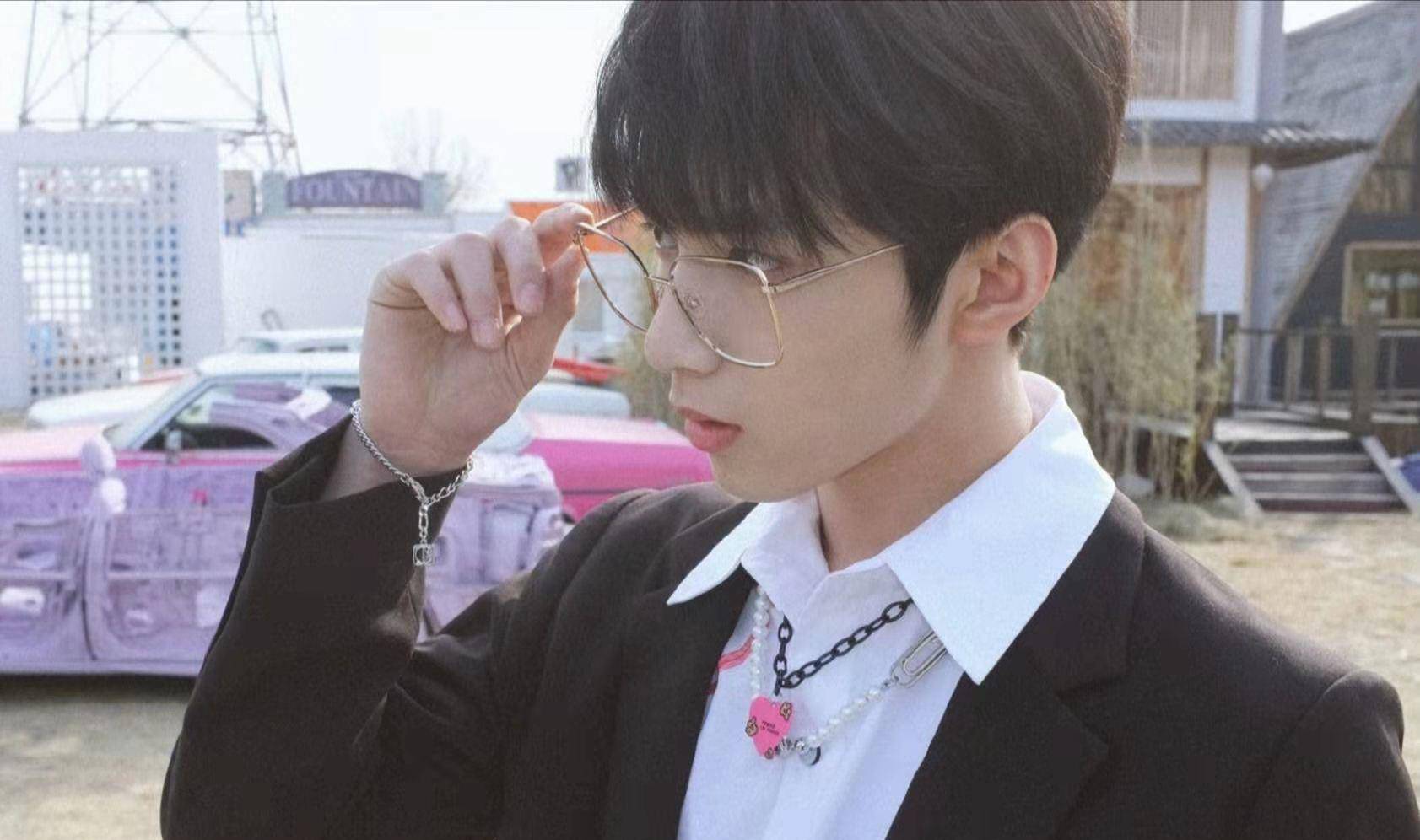 刘耀文撞脸王俊凯,粉丝都被照片骗到,不愧是李飞选中的男人_实力_长相