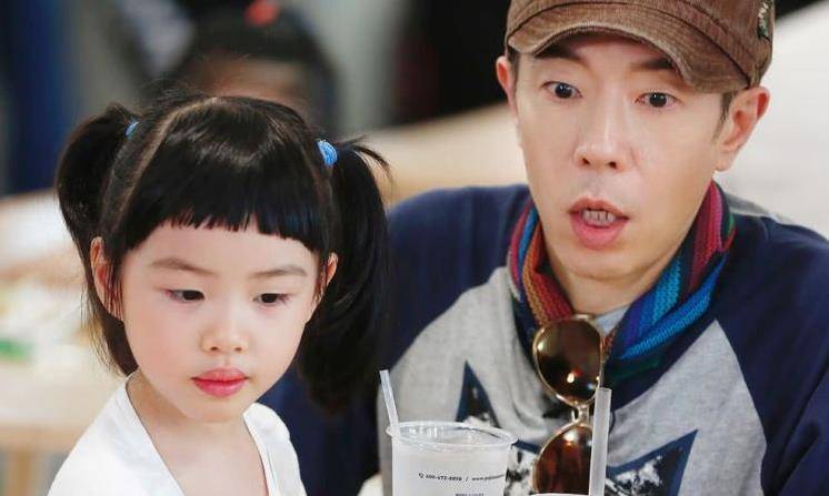 "黄莺"在面对媒体的镜头也落落大方,很有礼貌,妈妈朱茵在孩子的教导