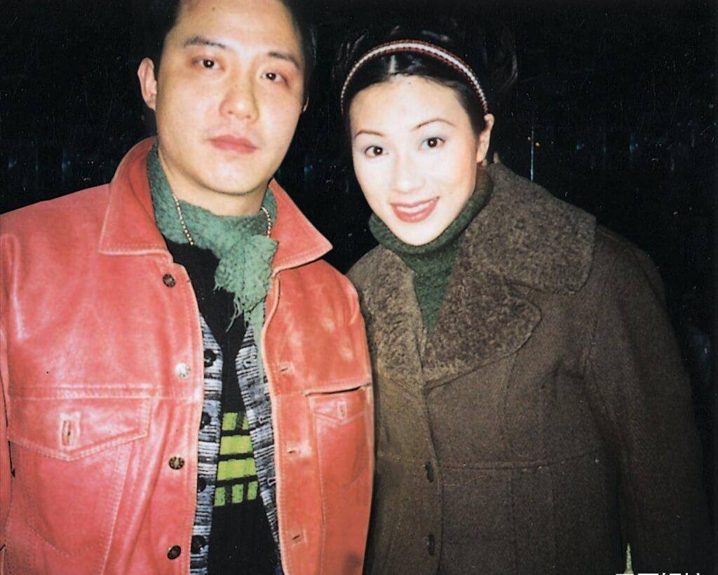 与圈外人分手后,张可颐恋上音乐才子陈荣森,对方更一度成了她经纪人