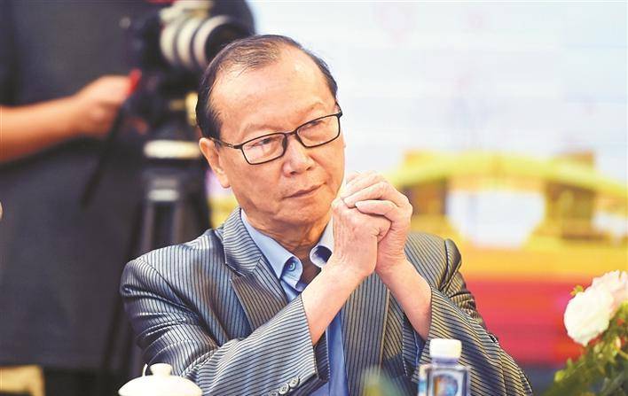 76岁的广州演员冯刚毅,戏里是个善良金医生,戏外曾做过的士司机_房客