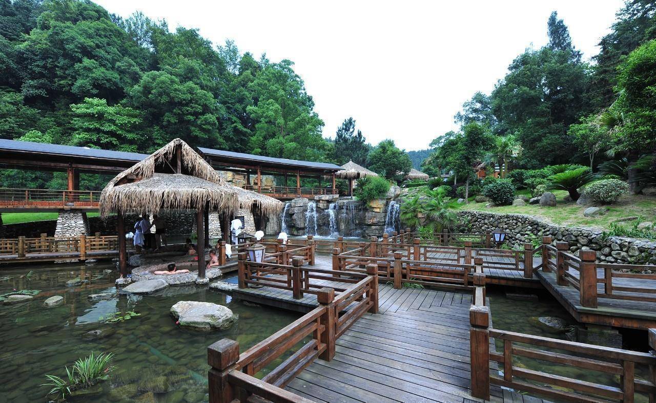 江西宜春有一个温汤镇,明月山风光独特,春天就该泡温泉!