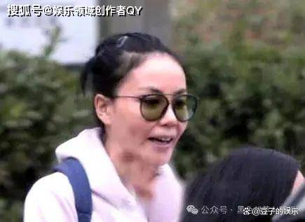 如今,王菲选择了以一种低调的方式面对自己的晚年生活,逐渐远离公众