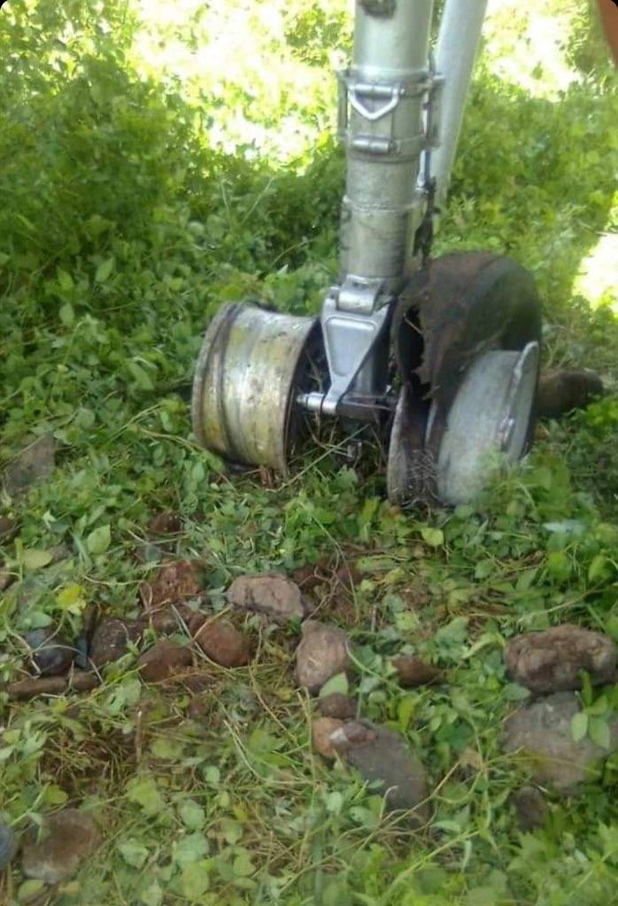 载50人客机降落时轮胎爆裂冲出跑道_昂儒_飞机_r-komor