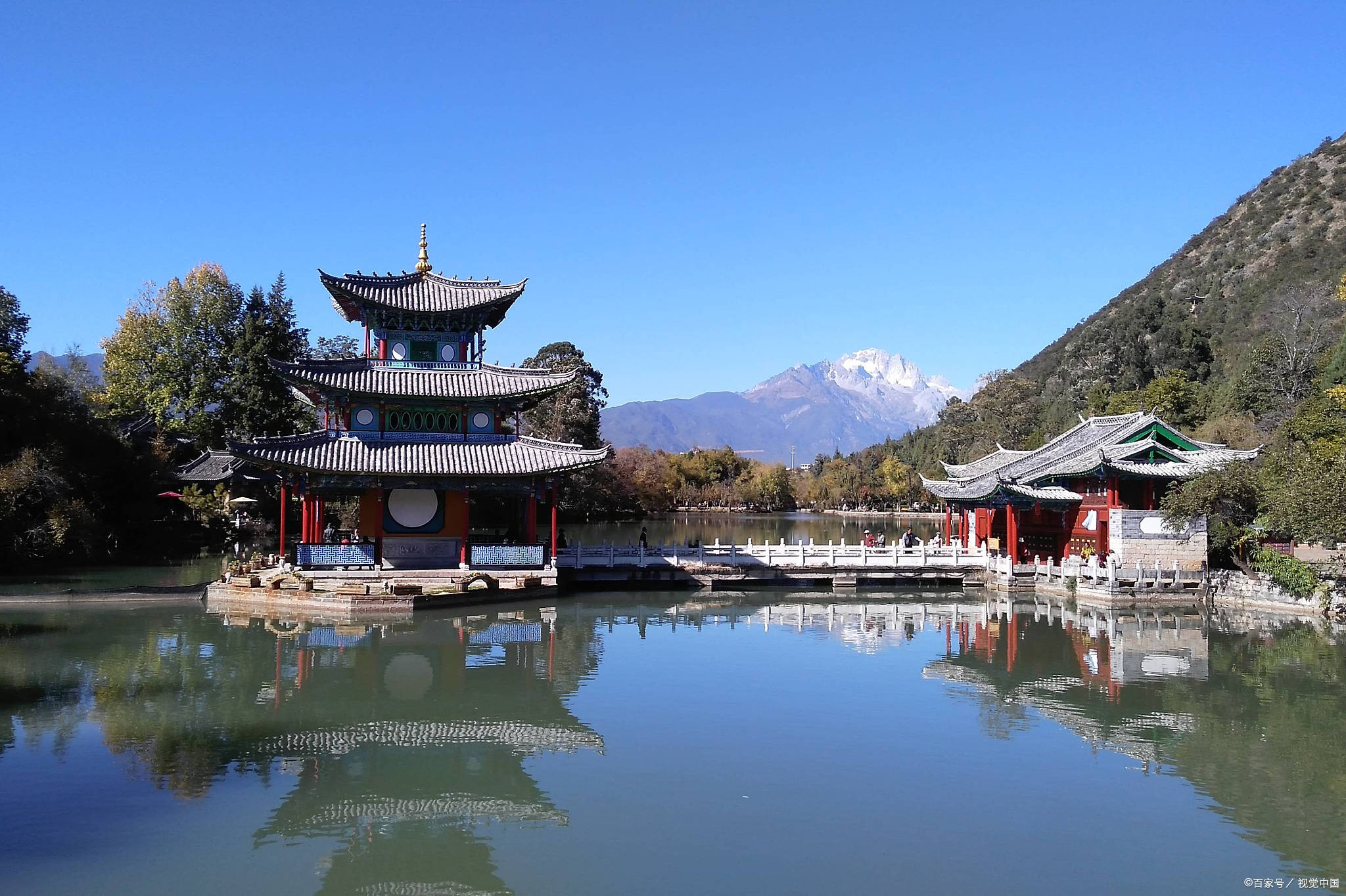 编辑早上可以去游览昆明市区的著名景点,如滇池,西山,翠湖公园等,感受