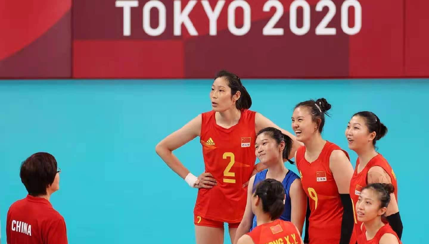 中国女排首战失利,王梦洁全程状态不佳,郎平教练脸色难看_朱婷_比赛