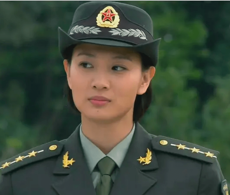 第一部戏就是《狙击生伤线》,她在里面饰演的林冬儿,让她渐渐被大众