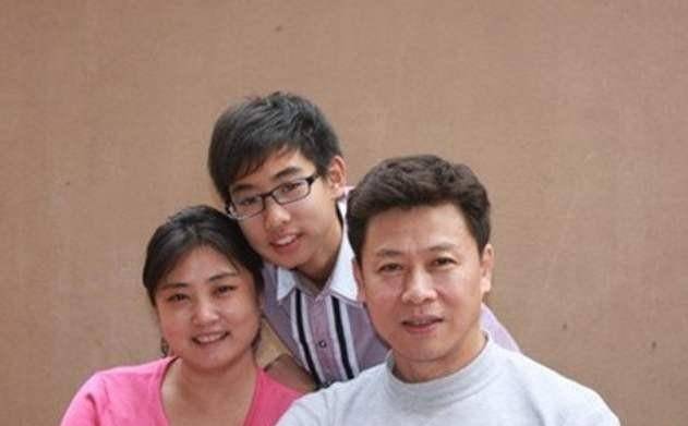 一代男神,25岁出道,因洁癖3次分手,意外成就沙溢,演反派走红_胡亚捷