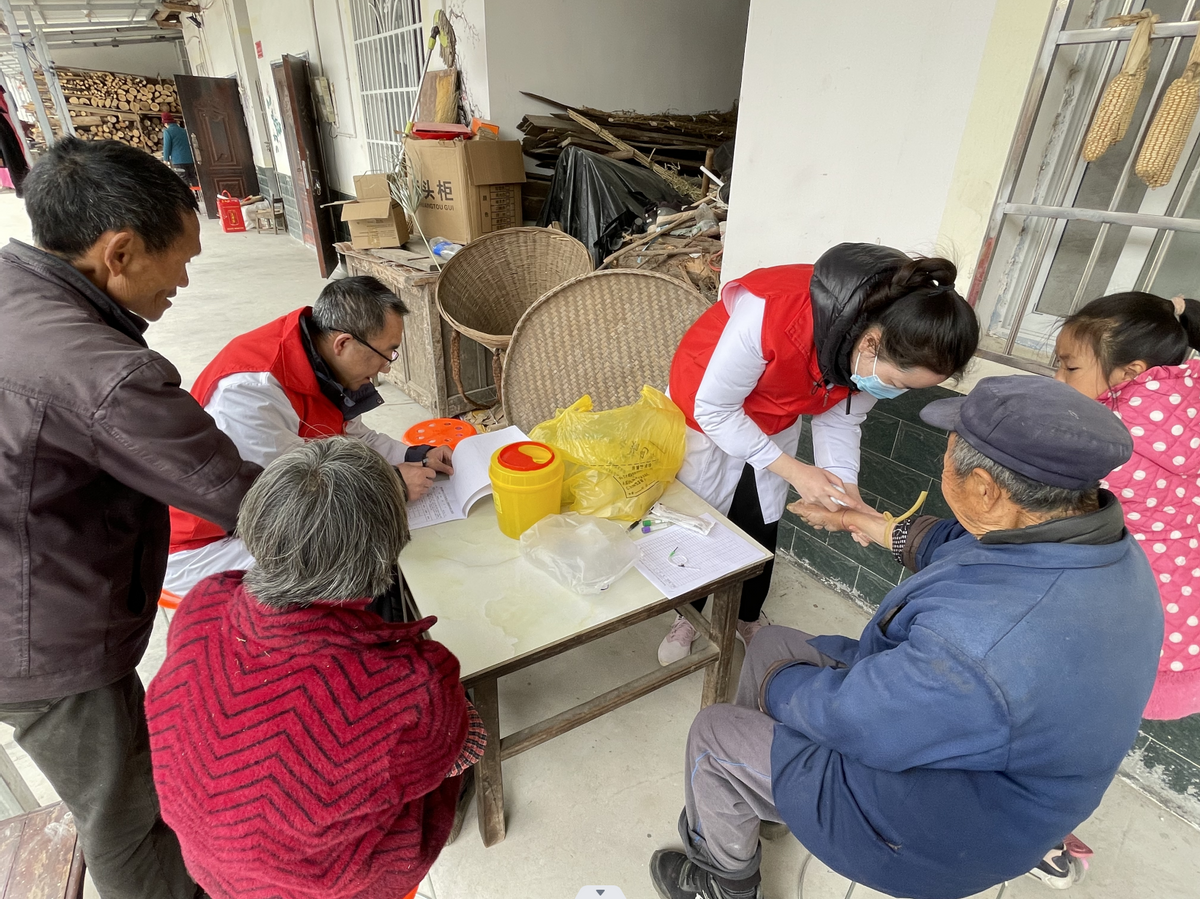 剑阁县普安镇开展"志愿惠民一年一度送健康"免费体检活动_村民_医生
