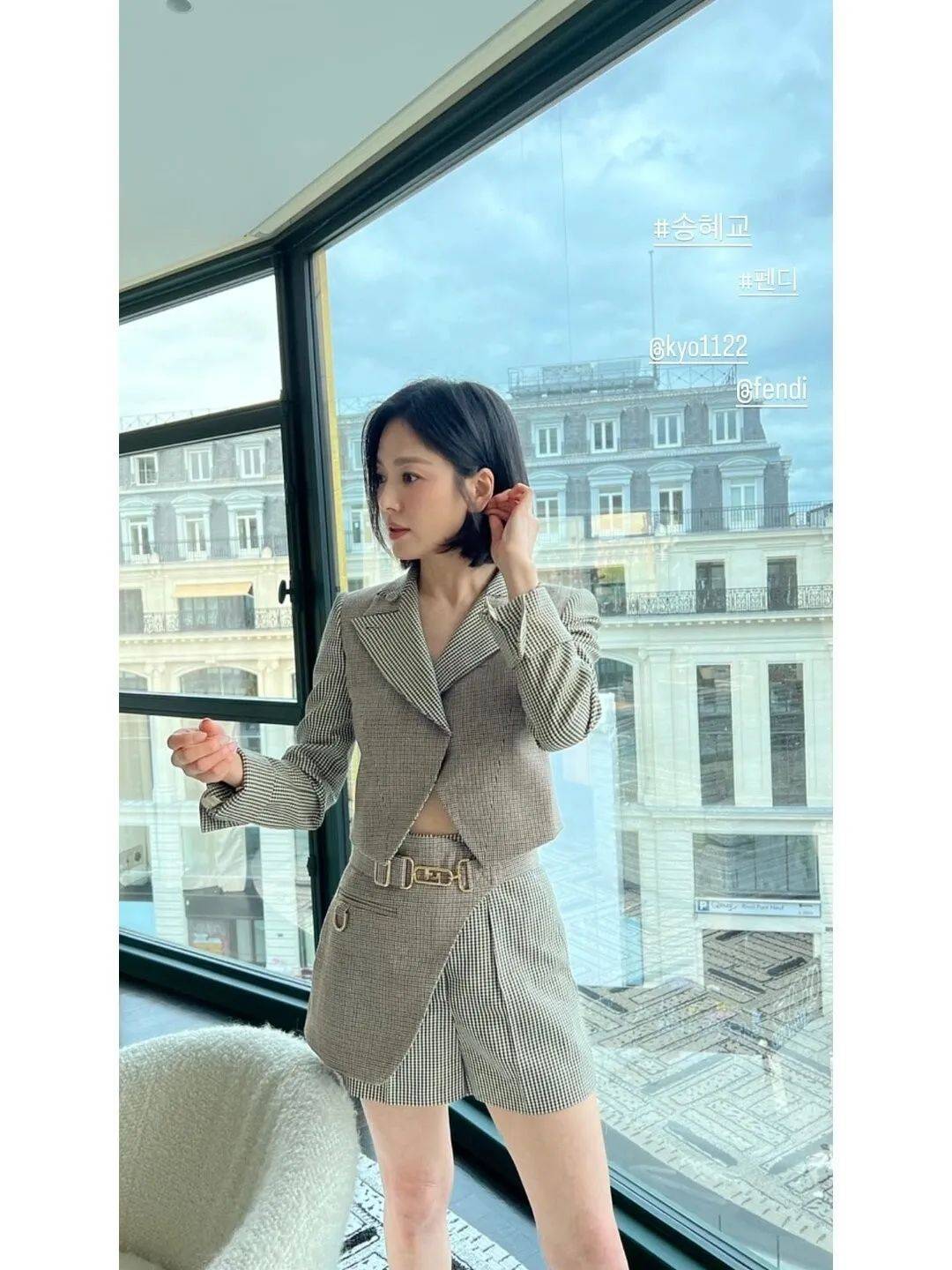 宋慧乔离婚后剪了波波头,穿西装 短裤去看show,42岁美出新高度_时尚