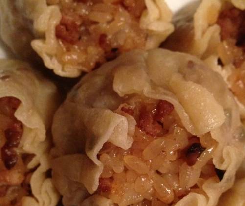 制作方法就是:将糯米洗干净放在电饭锅煮熟,然后将香菇放在水里泡一会