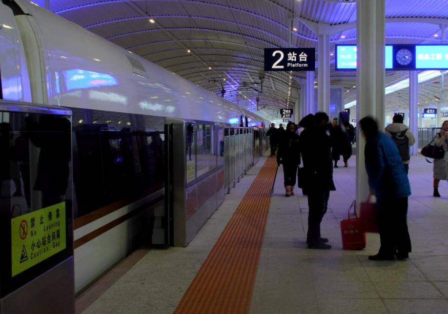 乘客屡屡越过安全黄线,站台越线防护引导系统,解决这一安全隐患_车站