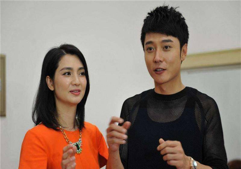 洪欣为20岁儿子庆生,丈夫张丹峰却未现身._感情_生日_照片