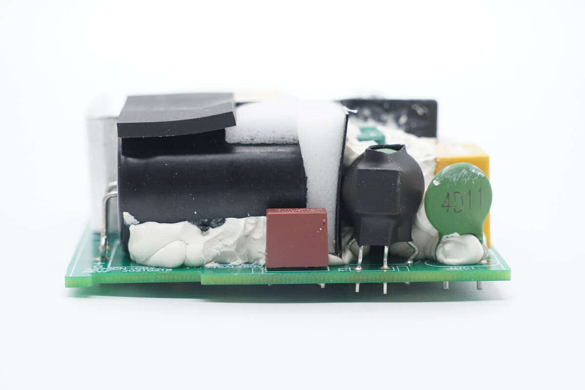 内部做工没得说,华为36w电源适配器拆解_输出_焊接_电容