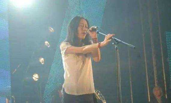 王菲和窦唯在一起时,王菲也知道窦唯已经有了女朋友,姜昕.