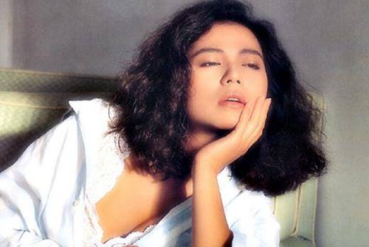 都透着一股干净青春,是很多香港明星没有的,这也是钟楚红比起其他女