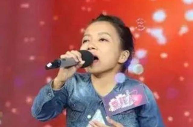 90厘米袖珍美女,不听医生劝阻执意生娃,如今孩子成"瓷娃娃"_潘丽_身高