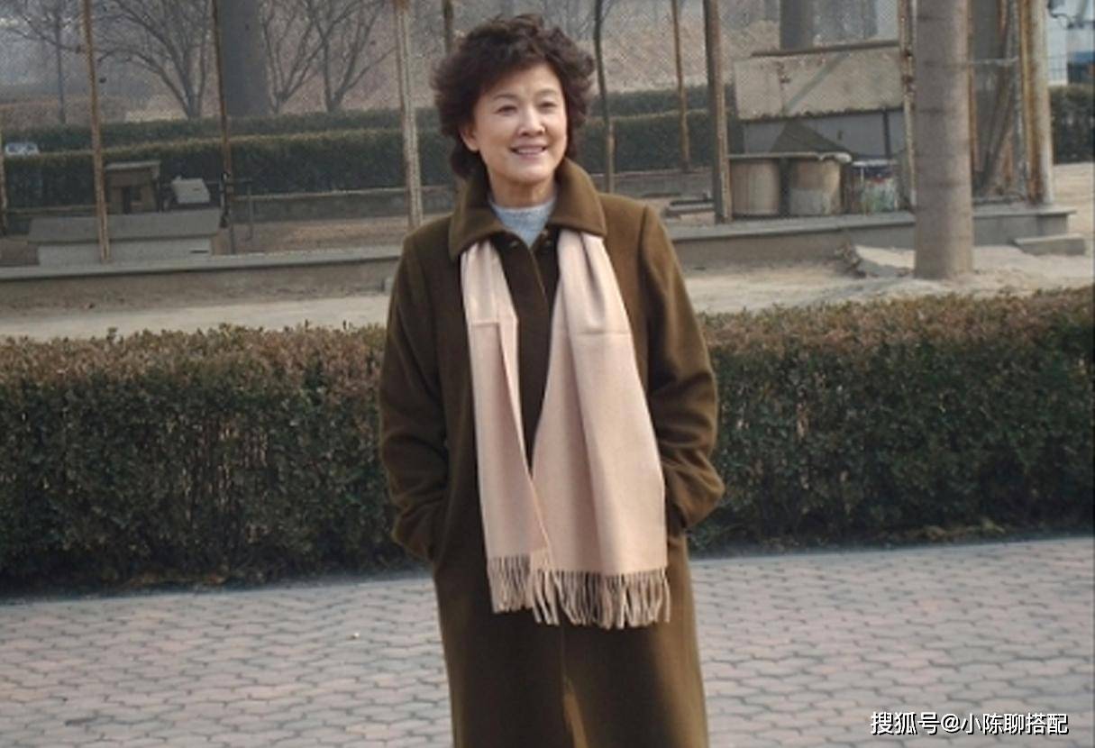 看了72岁的宋春丽才发现:不do脸有多美,穿搭极简也高级更耐看!