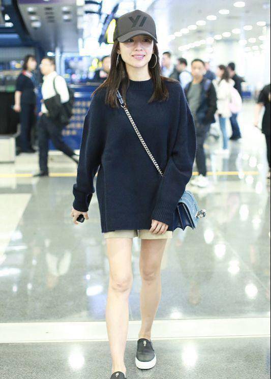 董洁多大的人了还扮嫩,穿卡通毛衣配牛仔裤,素颜还像个小姑娘_圆领