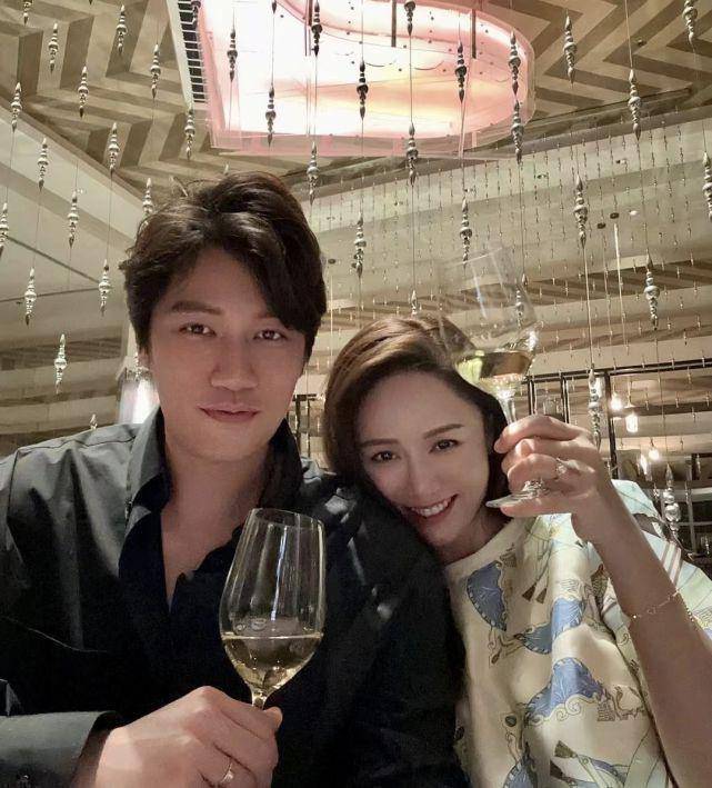 陈乔恩婚后更胜少女?穿旧衣携夫重游定情地,双马尾亮相引热议!