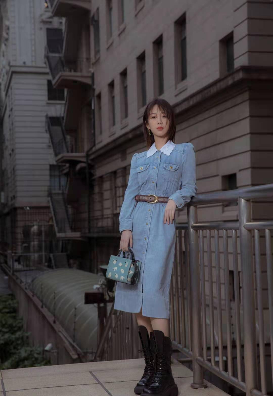 杨紫参加活动脸部未消肿,生图再次撞脸杜华,真的不是亲姐妹?