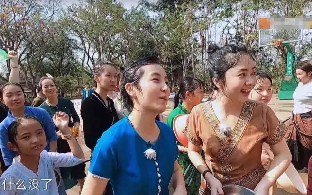 张子枫谭松韵过泼水节遭卸妆,"纯素颜"被晒出,确定相差12岁?