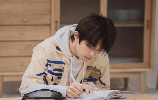 易烊千玺自称班级最丑,本以为开玩笑,看到合照后前排小哥请出道_哥哥