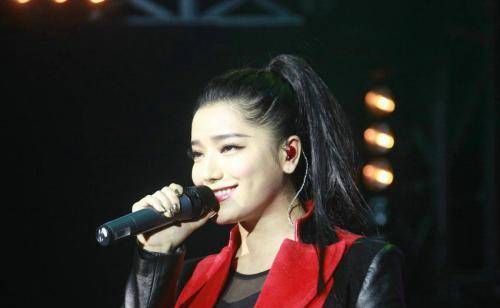 同是快乐女声出道,江映蓉还是选手,谭维维却逆袭成为导