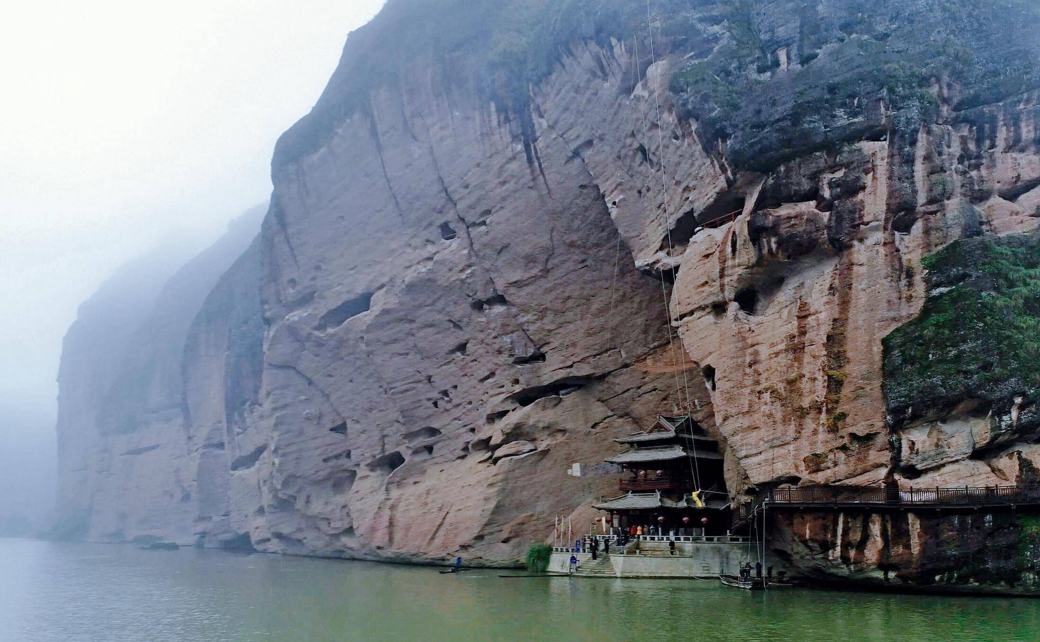 江西龙虎山,上百处悬棺吸引眼球,风景更是得天独厚_文化_悬崖峭壁