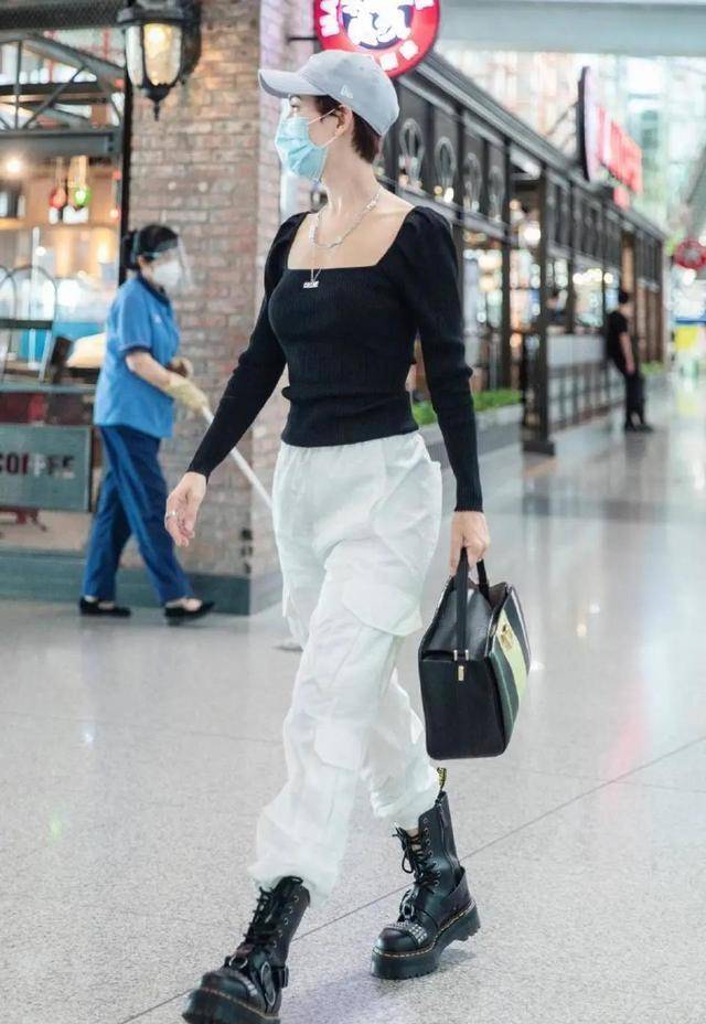 韩庚携娇妻登杂志,34岁卢靖姗穿薄纱秀小蛮腰,身材挺撩人_显得_上衣