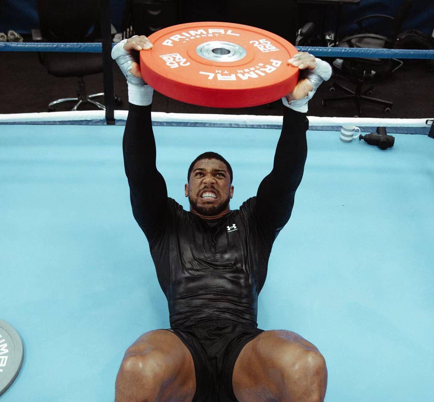 诸如进行实战,打沙袋,力量训练等等,在最新发布的照片中,约书亚穿着