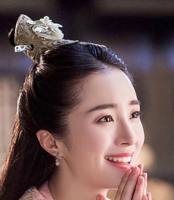 姐姐靠智商,而妹妹却踏入娱乐圈,双胞胎如今差距明显_胡冰卿_的发展