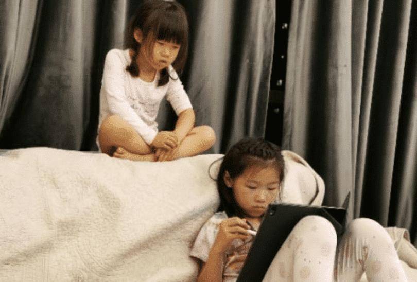 有种"遗传"叫岳云鹏女儿,看到两女儿近照,网友:复制粘贴?